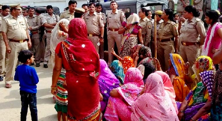 women Protest in bishahda, noida