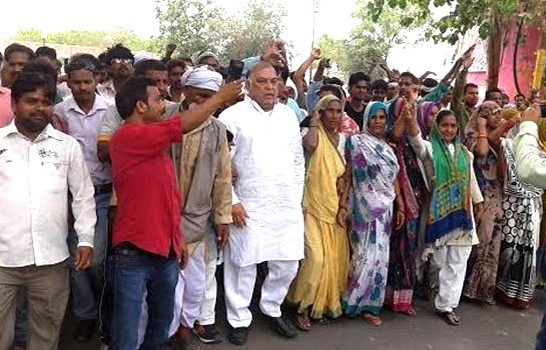 SP Mla ravidas mehrotra protest against LDA with farmers