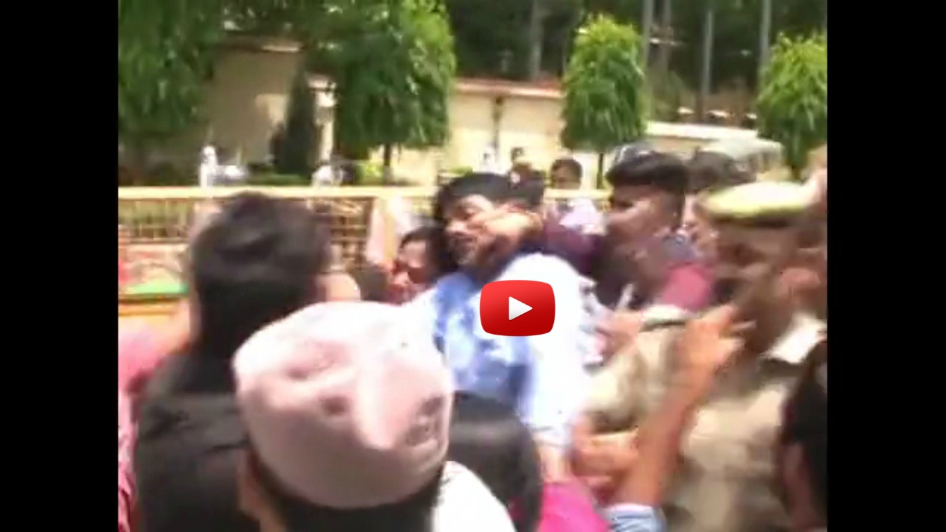 AAP Workers Beaten by ABVP Workers in BHU, Varanasi