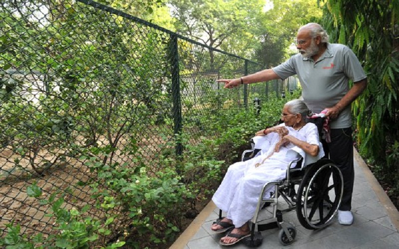 PM Narendra Modi with his mother at 7 RCR