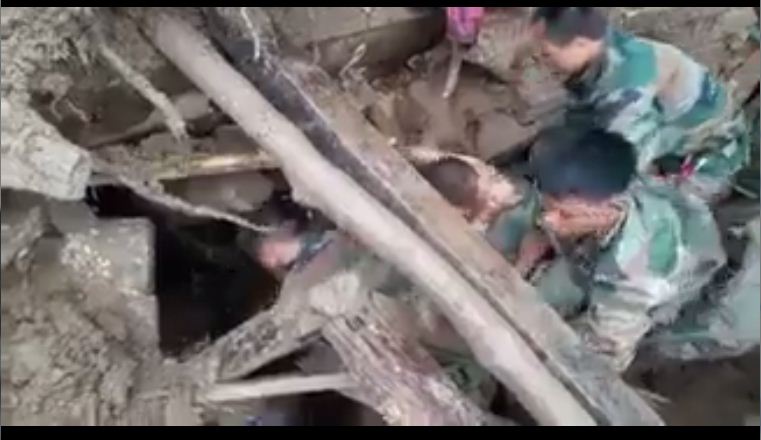 Indian Army rescuing people in Uttarakhand