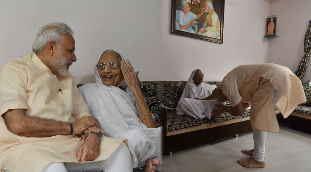 pm modi take blessings to his mother