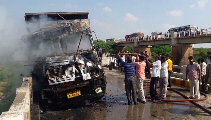 Agra road accident A bus And Dumper crash