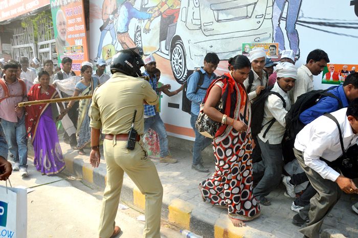 police applied force on shiksha prerak lucknow