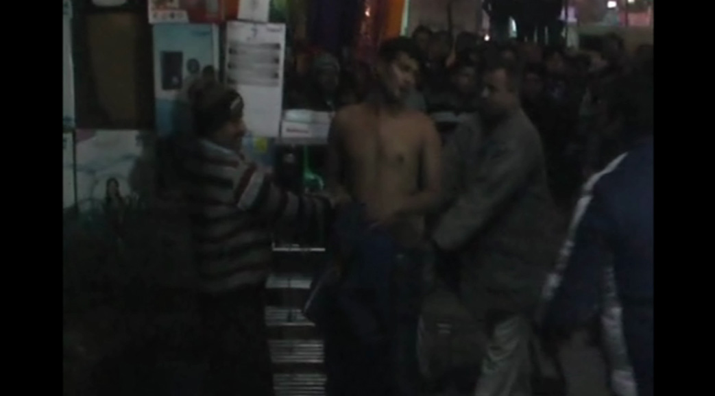 drunkards beaten by irritated commuters in allahbad