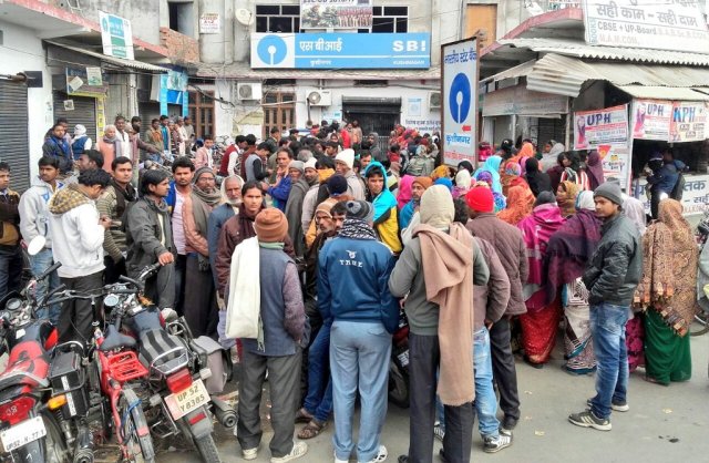 people lineup to withdraw cash