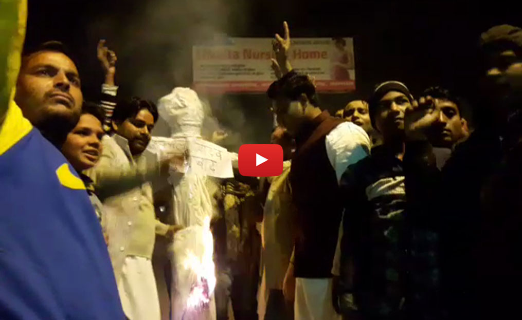 akhilesh yadav supporters burned effigy shivpal