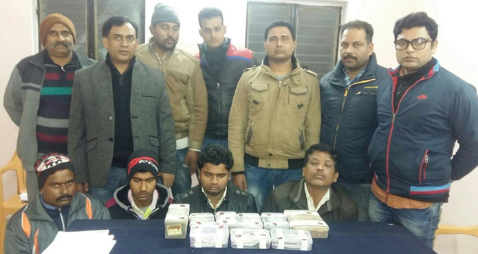 smugglers arrested with indian new currency