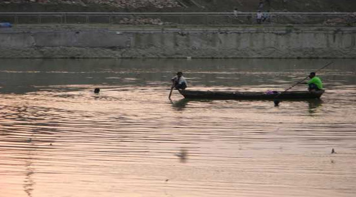 young man jumped into river Gomti