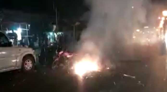 akhilesh supporters celebrating bit diwali