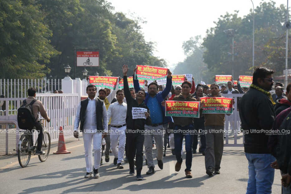akhilesh supporters violated model code conduct