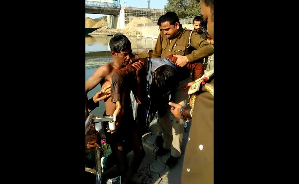 student jumped Gomti River lucknow