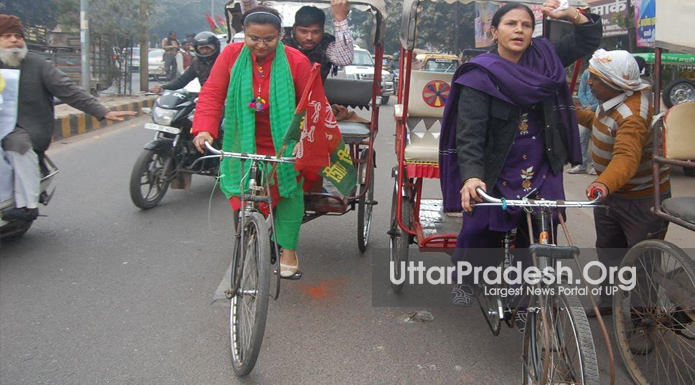 women drive rickshaw