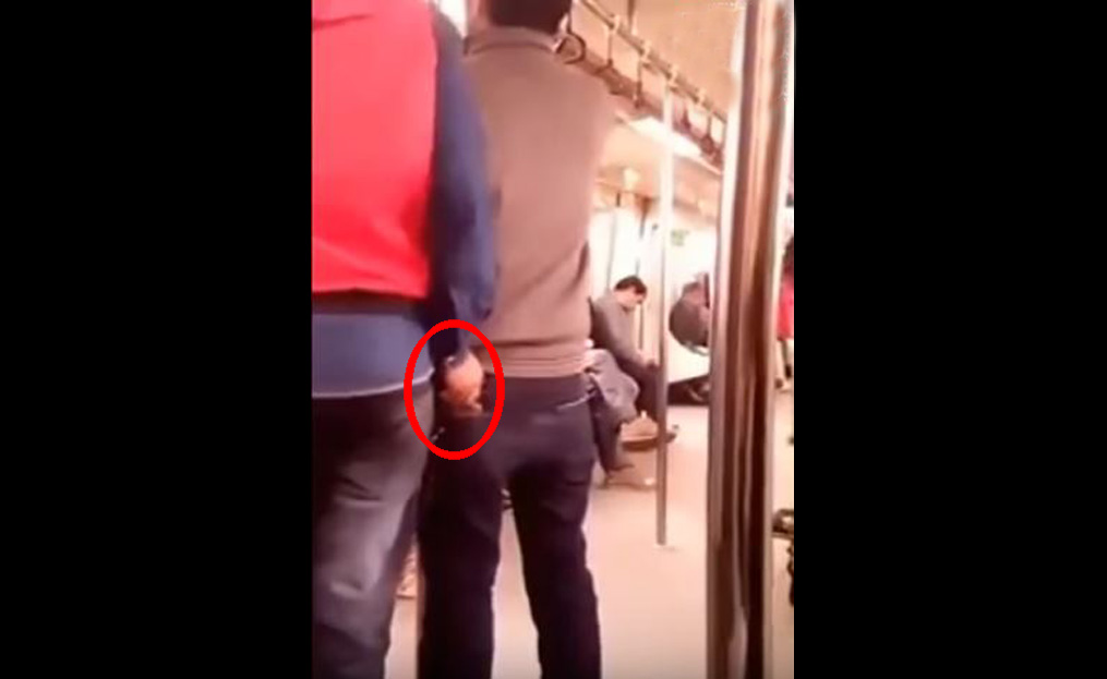 Pickpockets in Delhi Metro