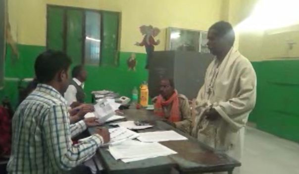 man casts his vote after last rites of his father