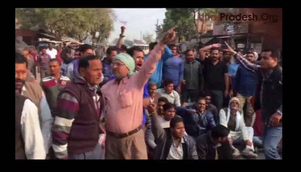 protest on lucknow varanasi highway