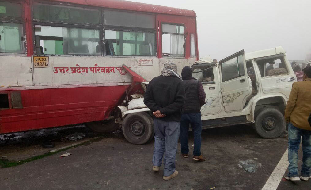 roadways bus and bolero car accident in barabanki