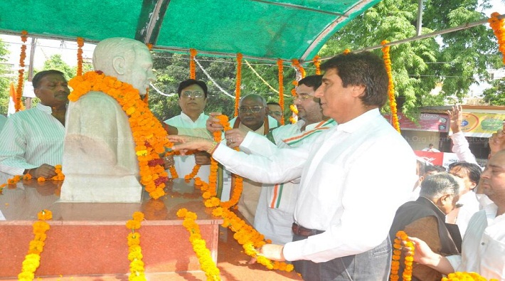 raj babbar pay tribute to rajiv gandhi on his 25th death anniversary in lucknow