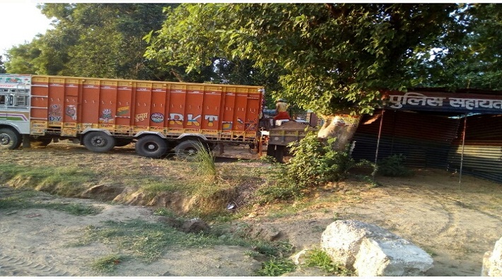 ghazipur sand being transported from overloaded trucks with collusion of marufpur police
