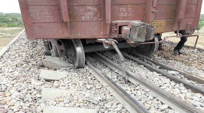 goods train derailed in agra