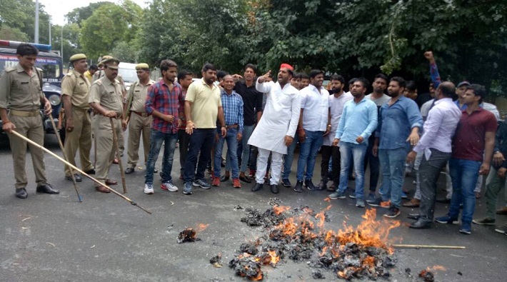 sp workers burnt effigy of pm modi and mp cm to opposing mandsaur incident in meerut