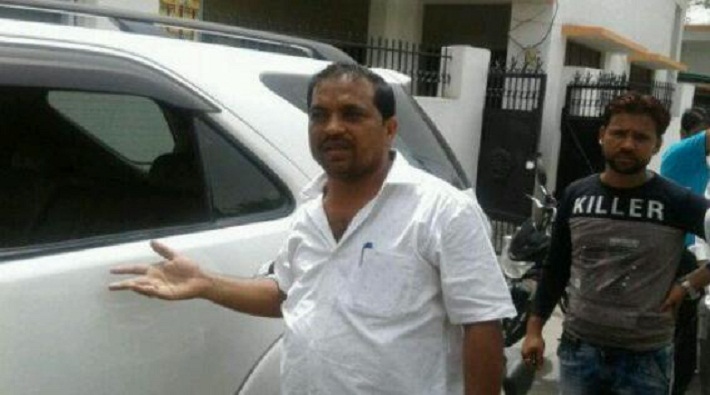 thieves stole rs 20 lakhs by bjp leader car in meerut