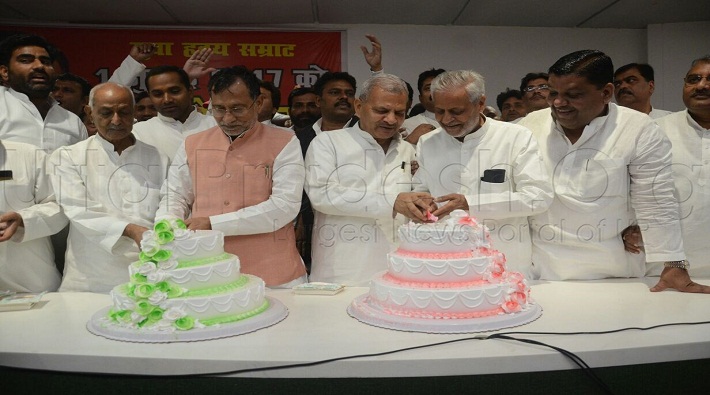akhilesh yadav 45th birthday celebration images in cake cutting program lucknow