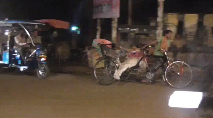 dead body in open rickshaw in banda