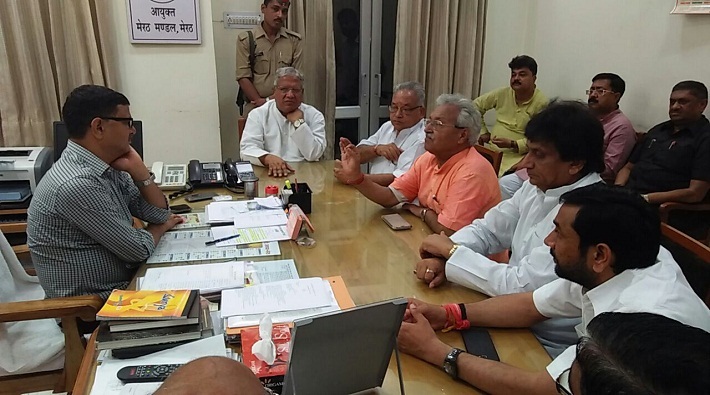laxmikant bajpai meet commissioner meerut on notice given by housing development