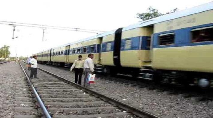 robbers looted women coach delhi-moradabad passenger train in hapur