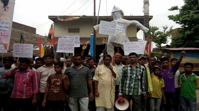 pot seller protest against sharad tripathi