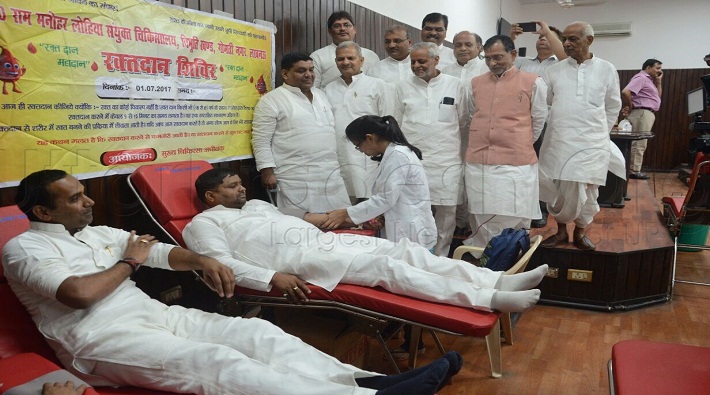 sp workers donating blood on akhilesh yadav 45th birthday lucknow