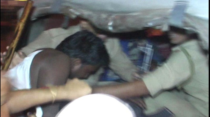 women beating thieves in sikandra thana agra