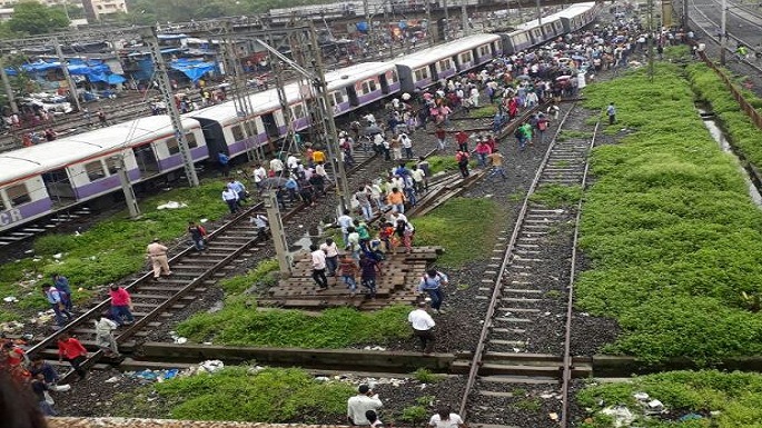 mumbai 4 coaches derailed