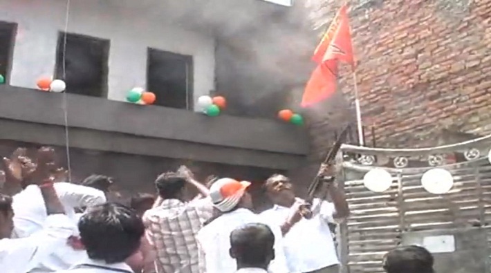 firing during shivsena district chief flag hoisting program in kanpur