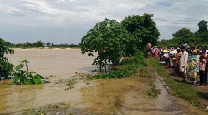 high flood situation in rapti second embankment broken in gorakhpur