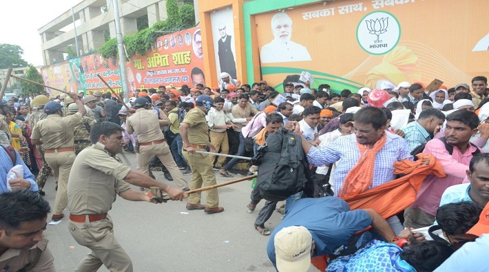 lathicharge on b.ed and tet passed candidate near vidhan bhavan lucknow