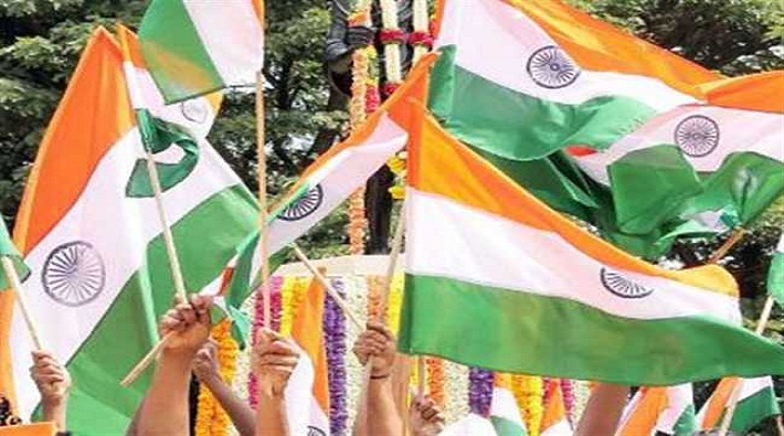 transgenders celebrate independence day by hoisting flag in kanpur