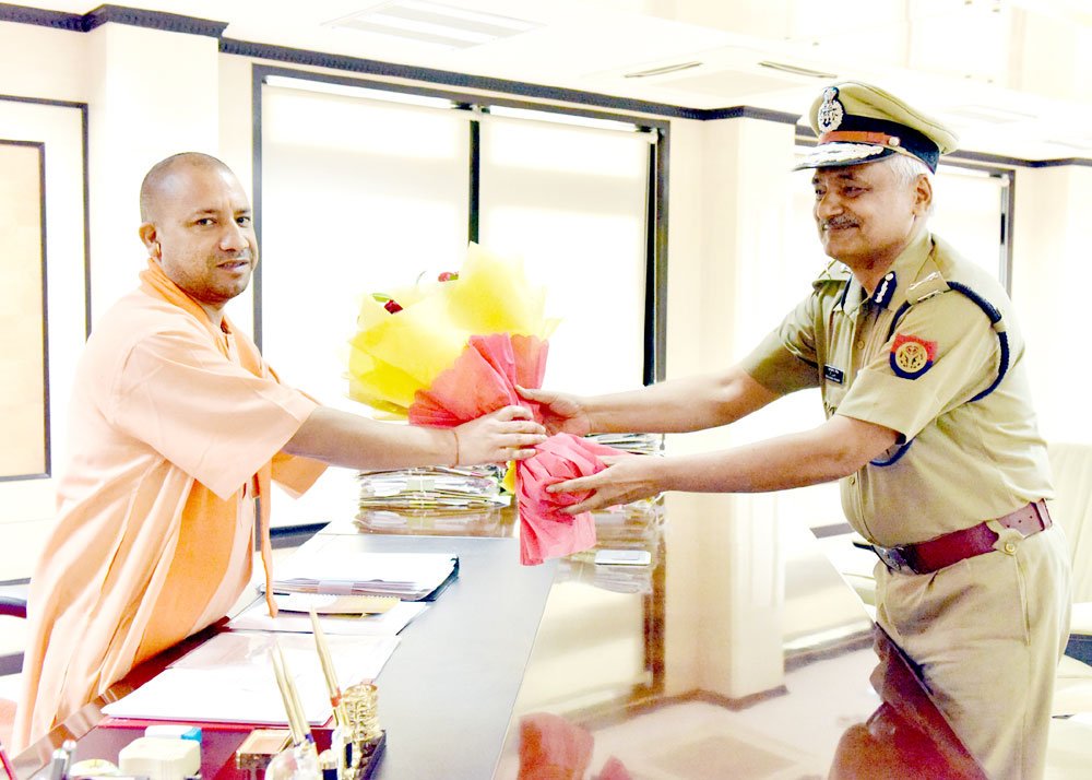 dgp sulkhan singh with cm yogi