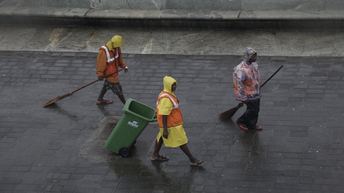 amitabh bachchan cleaning workers