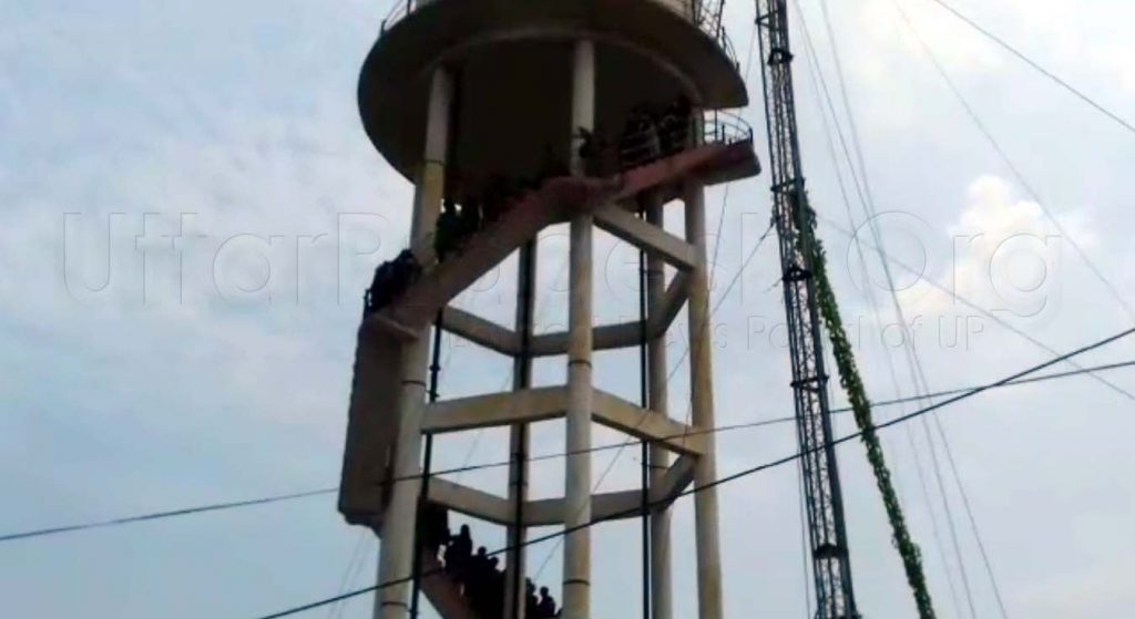 anganwadi workers protest on water tank in farrukhabad