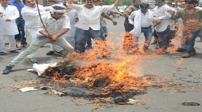 lohia vahini workers burned effigy cm yogi in kanpur on brd deaths case