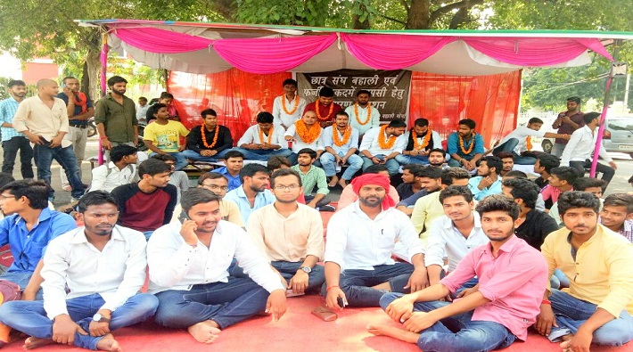 lucknow university students protest against student union restoration