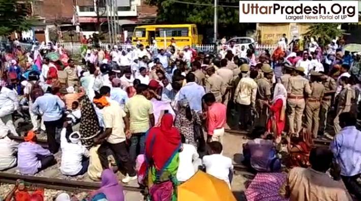 shiksha mitra jammed rail track on prayag station during protest