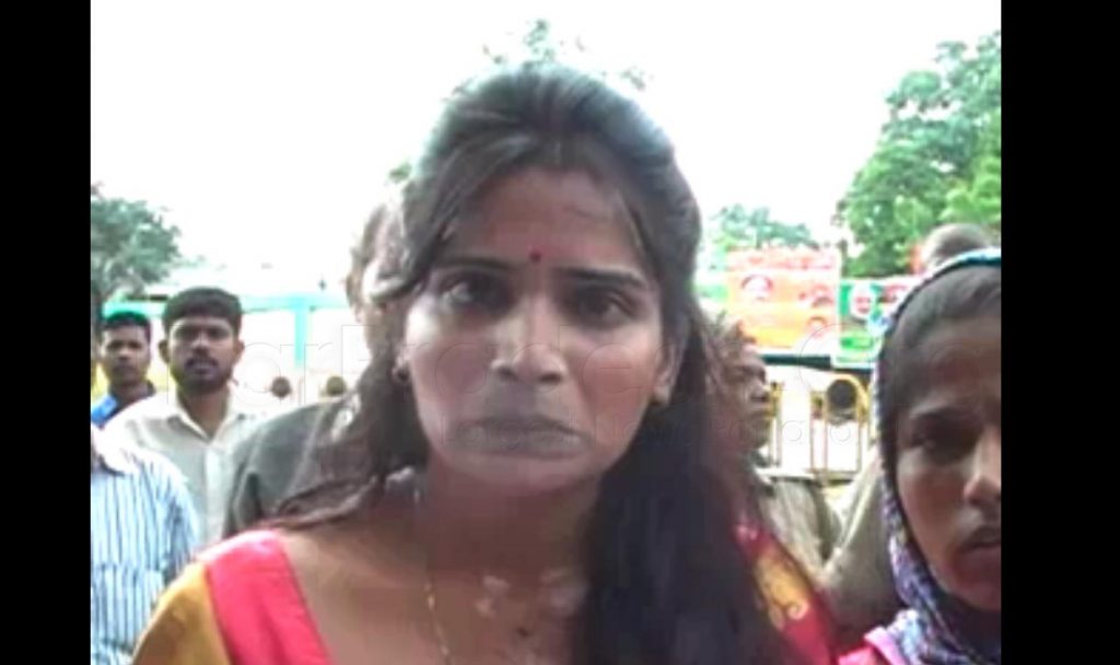 women alleges slaped in cm janta darbar