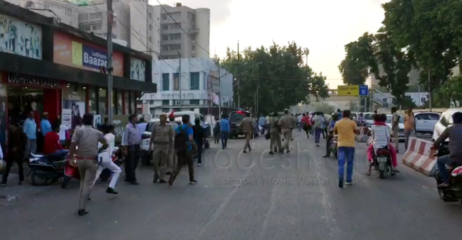 Lathicharge outside cm office lucknow