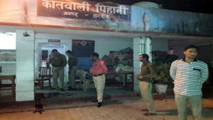 police constable shot dead to follower inside pahani kotwali