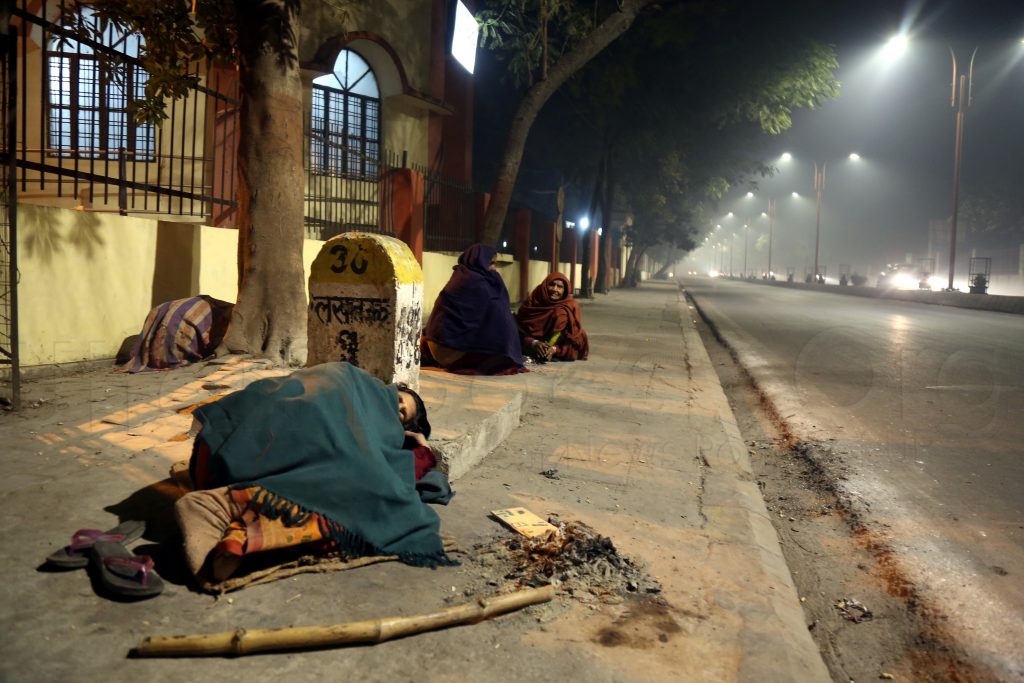 Homeless people in Lucknow, Uttar Pradesh sleeping at roadside are facing lot of problem in winter