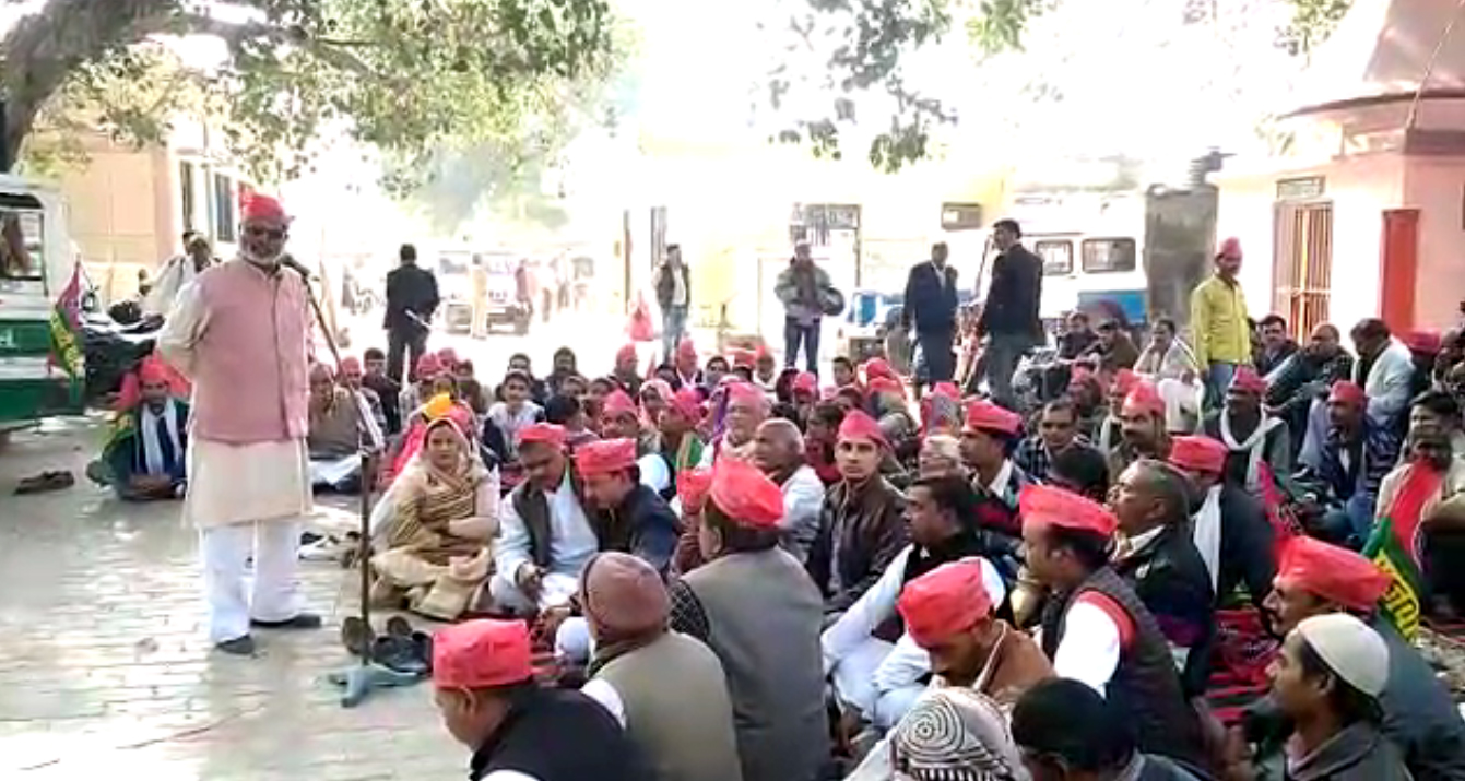 samajwadi party workers protest over UP