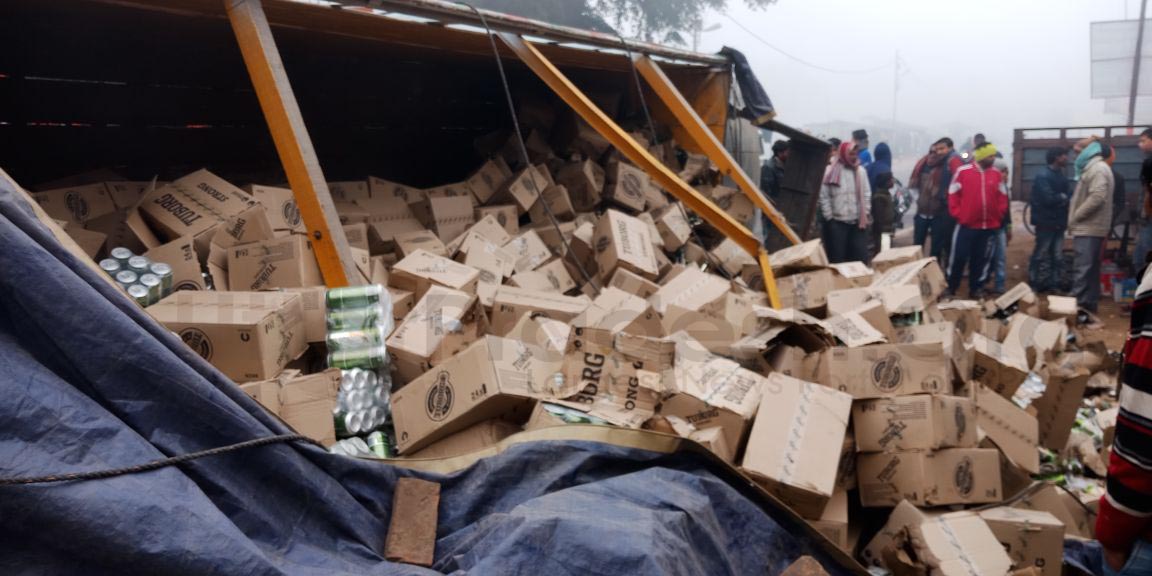 beer stolen after loaded trucks overturned